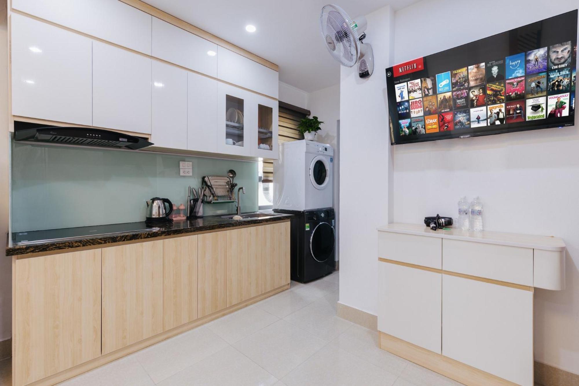 9 Light Apartment *