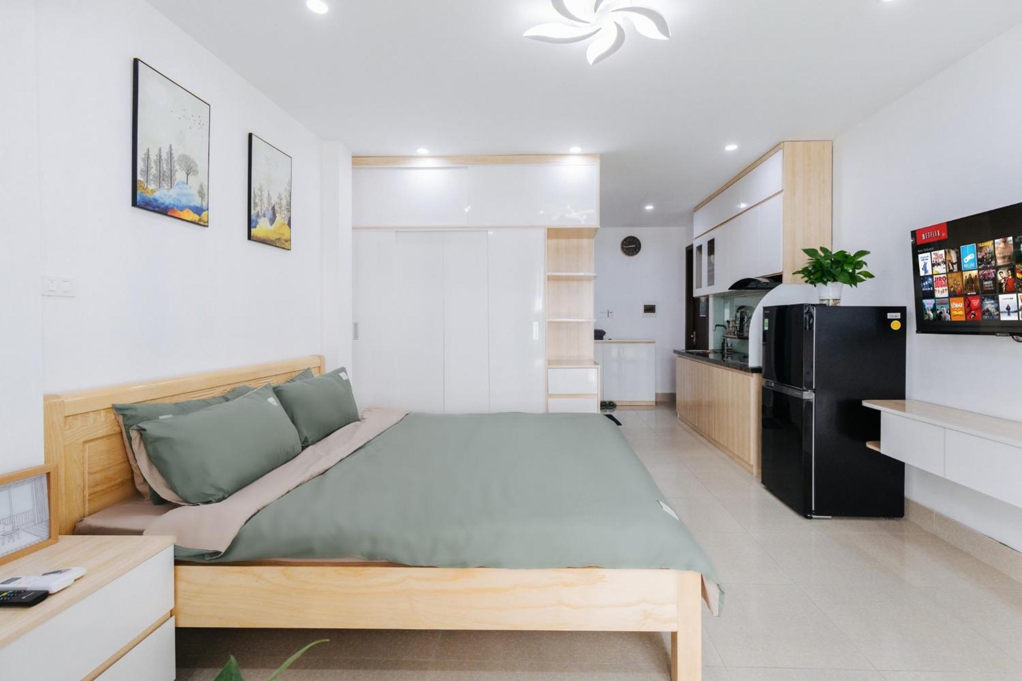 9 Light Apartment *