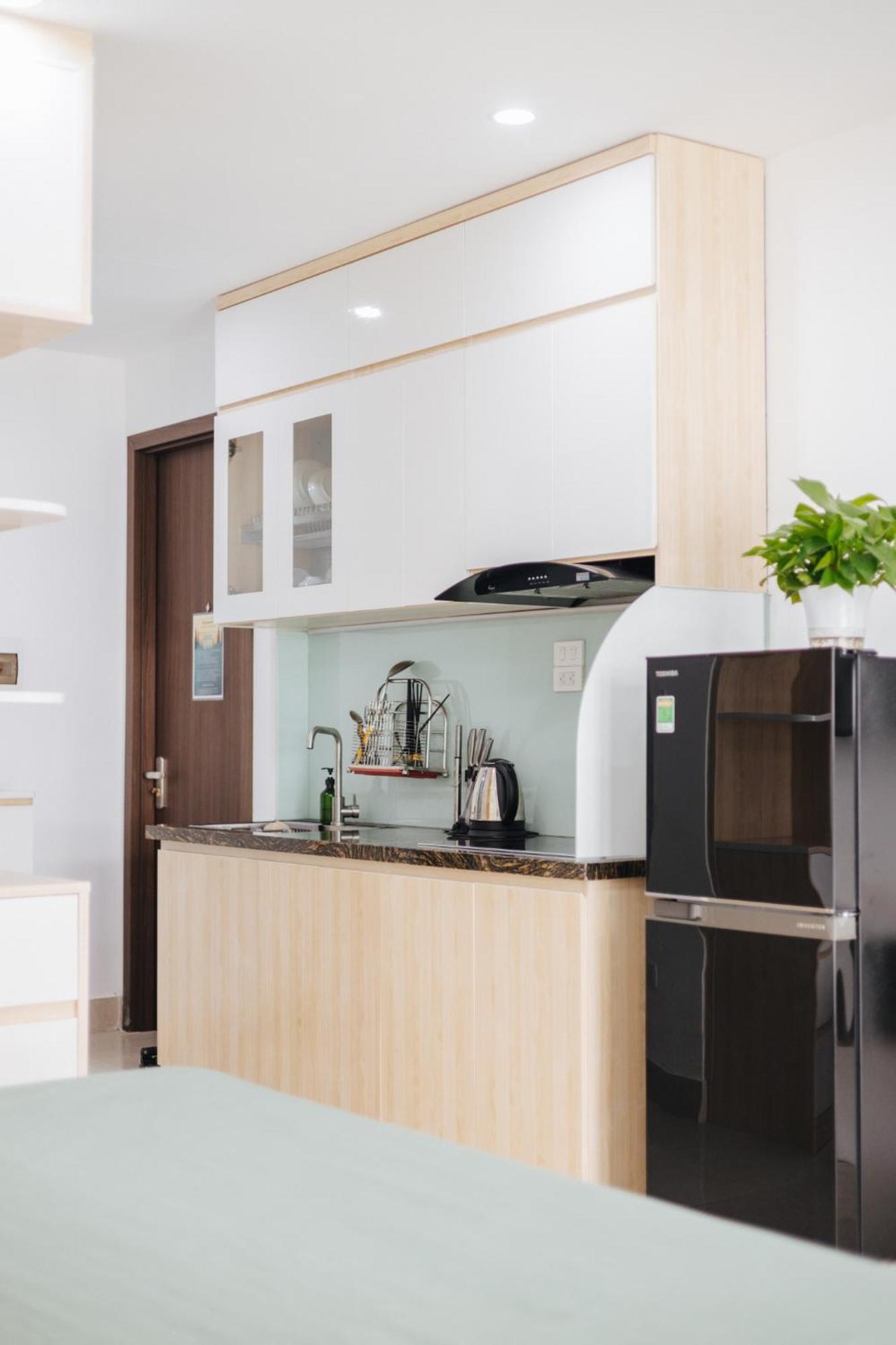 9 Light Apartment *