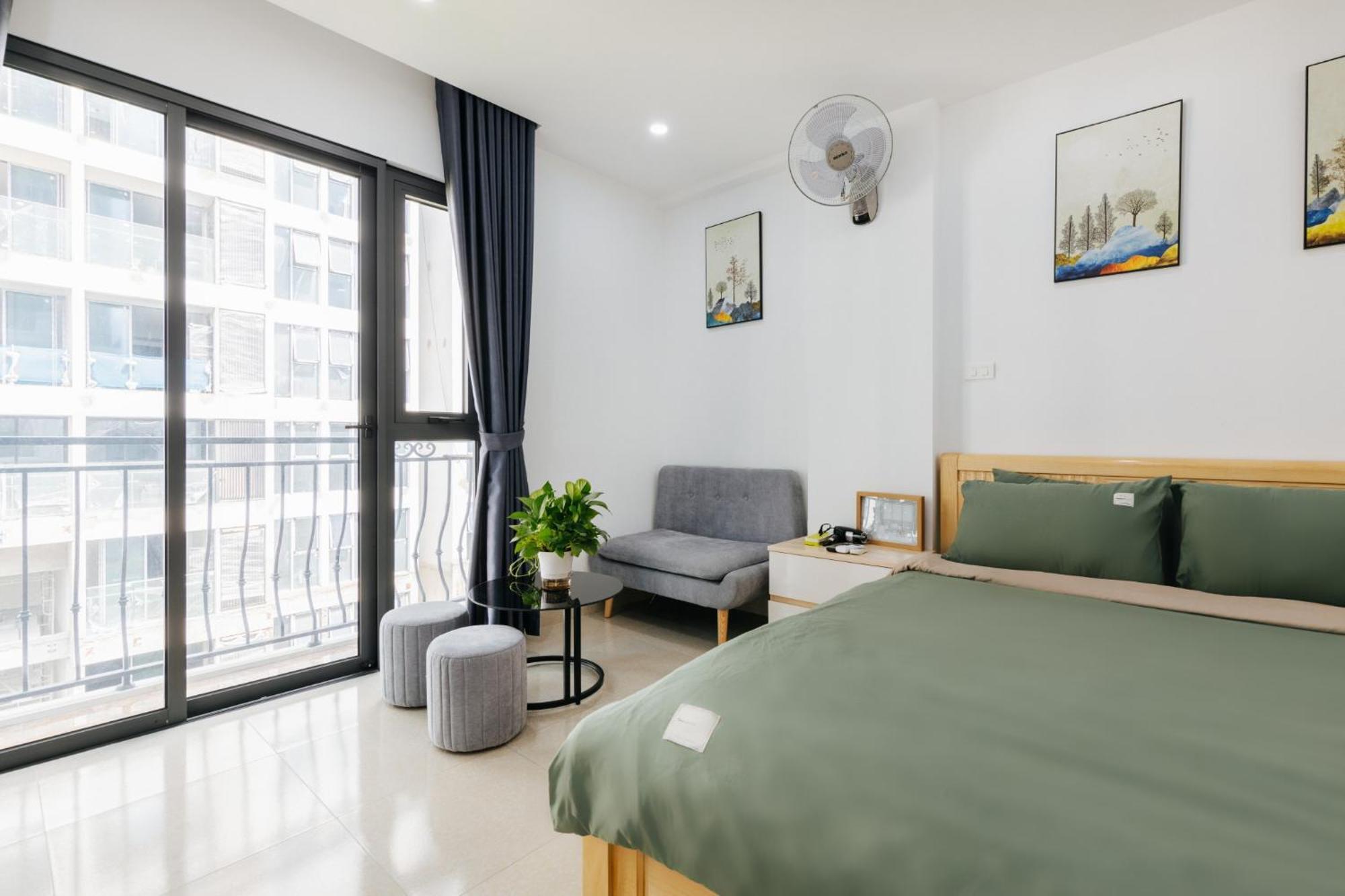 9 Light Apartment *
