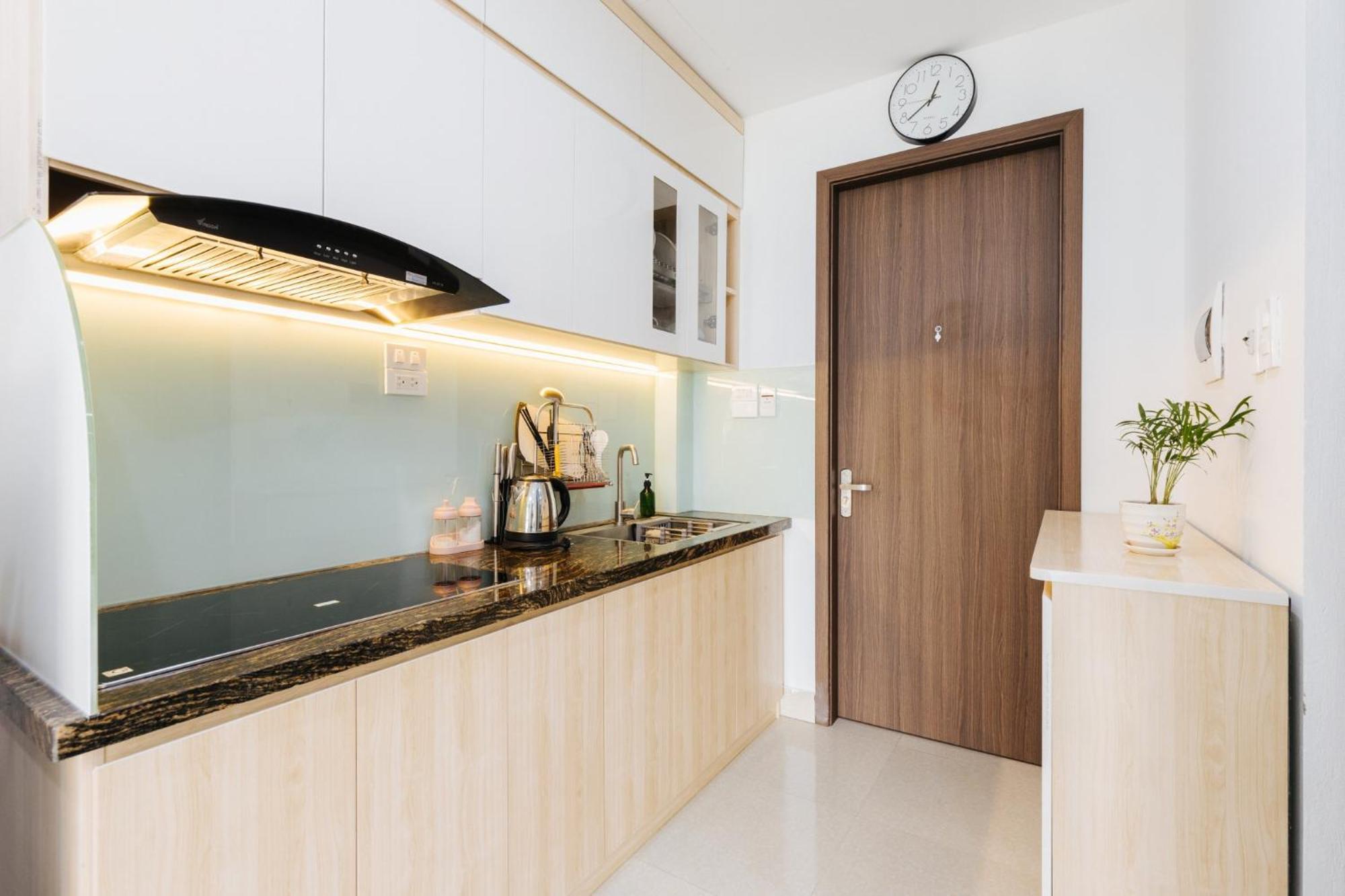 9 Light Apartment *
